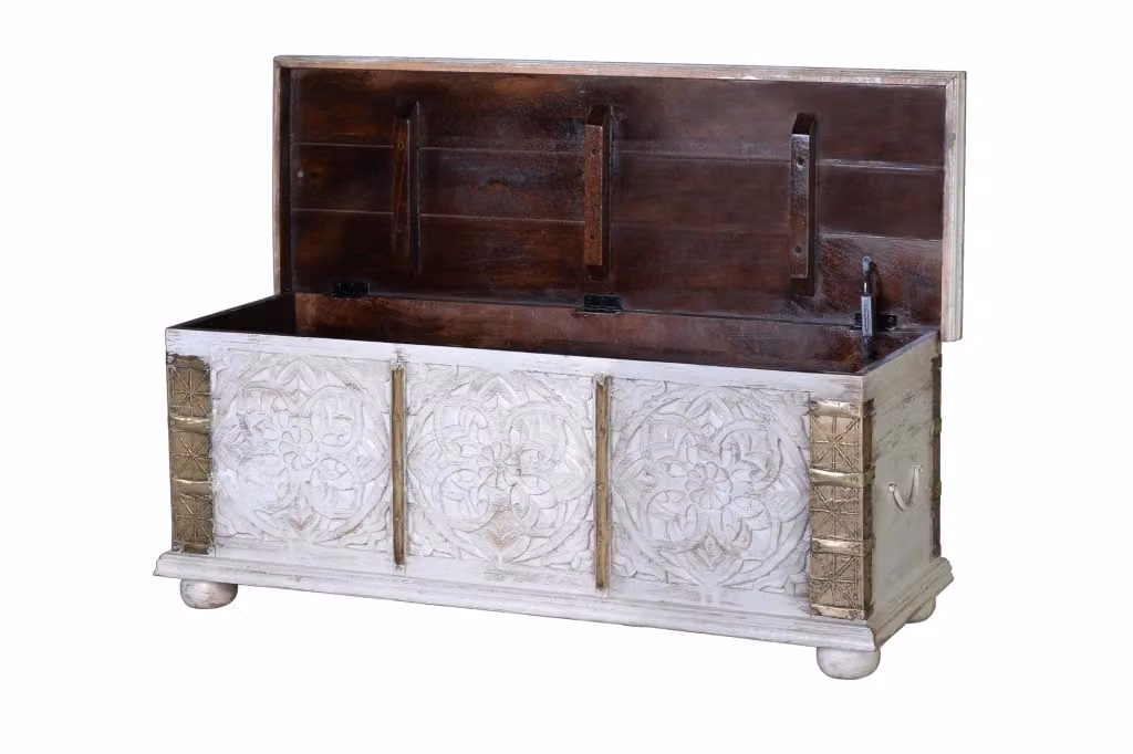 Cassapanca in legno di mango intagliato con decorazioni floreali bianche e dettagli in ottone di Giner y Colomer – 2