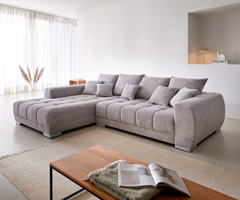 Divano ad angolo DELIFE Josea 300x220 cm in velluto a coste grigio argento con pouf a sinistra
