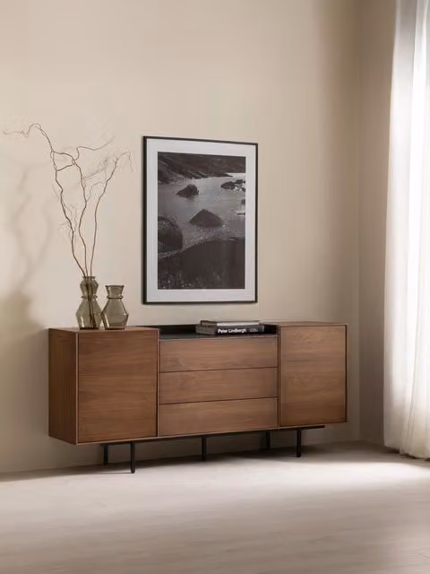 Credenza moderna Joelle in legno impiallacciato noce color marrone opaco Kenay Home