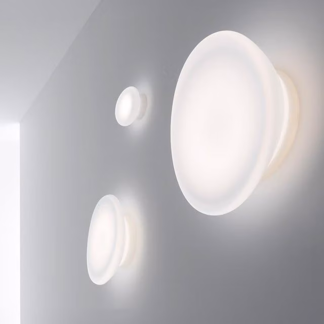 Applique LED Stilnovo Dynamic bianca con vetro trasparente e design moderno a cupola per illuminazione a parete verso il basso