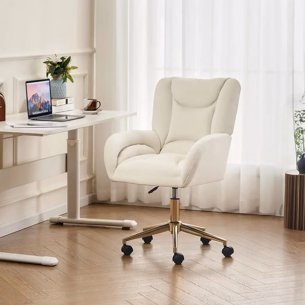 Sedia da ufficio ergonomica girevole a 360 gradi in velluto beige con base in metallo dorata e ruote per casa e ufficio – 2