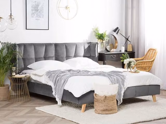 Letto Beliani moderno in velluto grigio con testiera Wingback e gambe in legno di betulla, L/P/H: 180 x 200 x 126 cm – 1