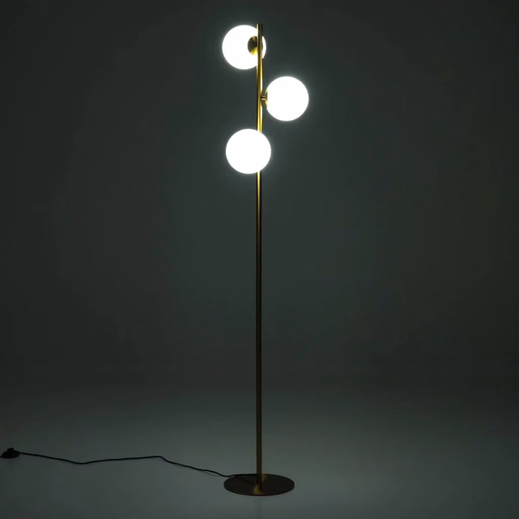 Lampada da terra ORESTELUCHETTA con 3 paralumi in vetro bianco e finitura ottone, regolabile, H 160 cm, Ø 30 cm – 2