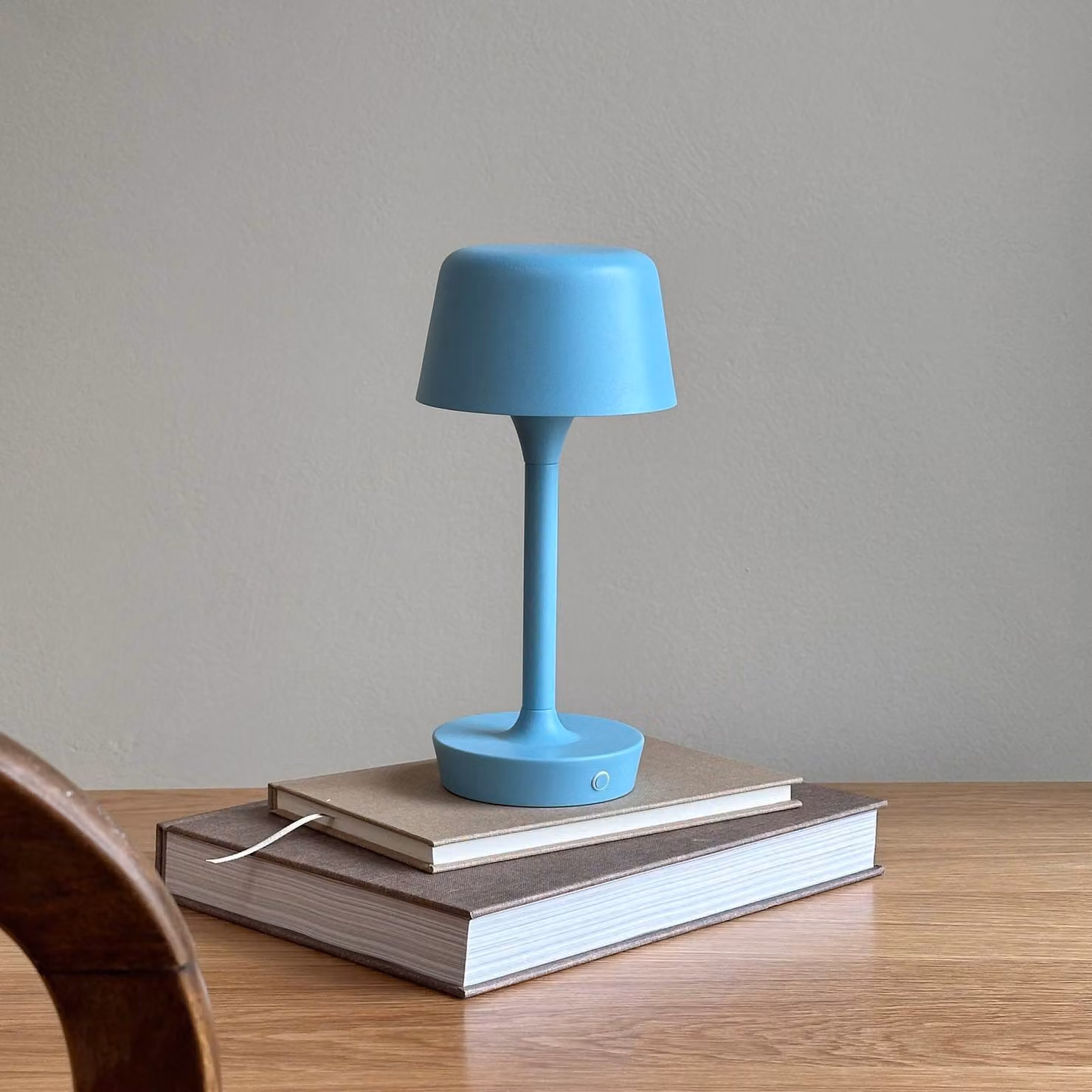 Dyberg Larsen Lampada da tavolo a LED Flow, dimmerabile, Blu, Soggiorno / Sala da pranzo, Metallo, Scandinavo, Lampada da tavolo LED