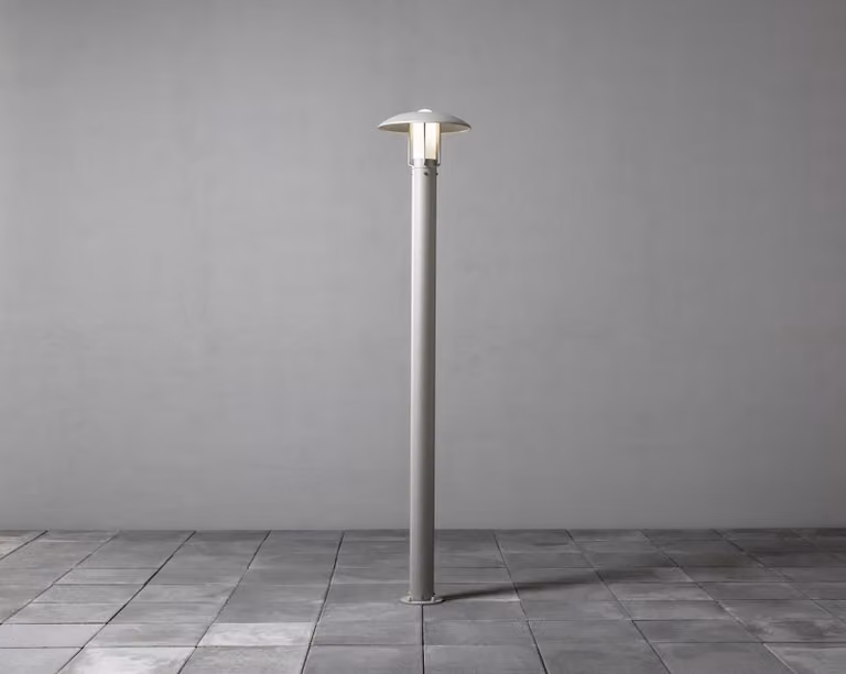 Konstsmide Heimdal in alluminio laccato argento con vetro opalino