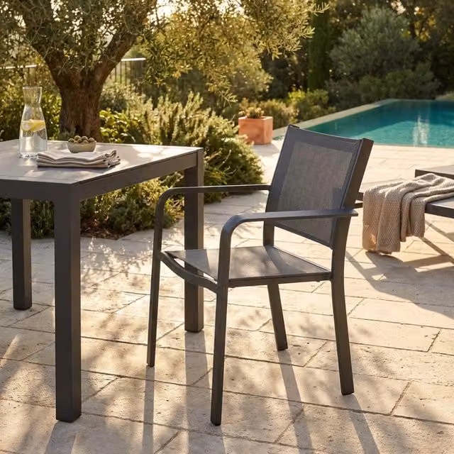 Poltrona impilabile Zante Cosma in metallo e textilene per giardino, disponibile in bianco, antracite o nero