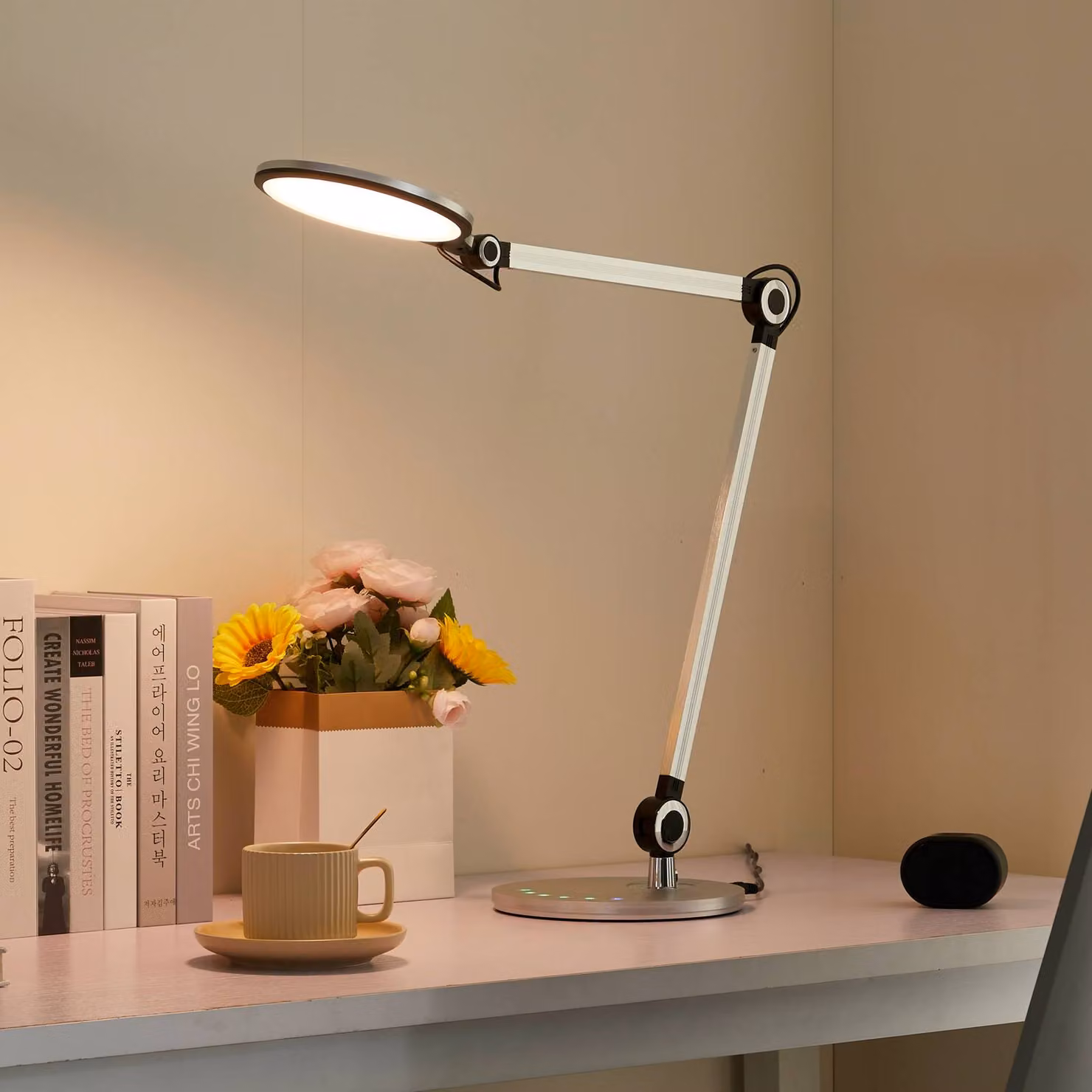 Lampada da scrivania Nyxaris Lindby, dimmerabile, Alluminio / Grigio / Zincato, Studio / Ufficio, Plastica, Moderno, Lampada da tavolo LED