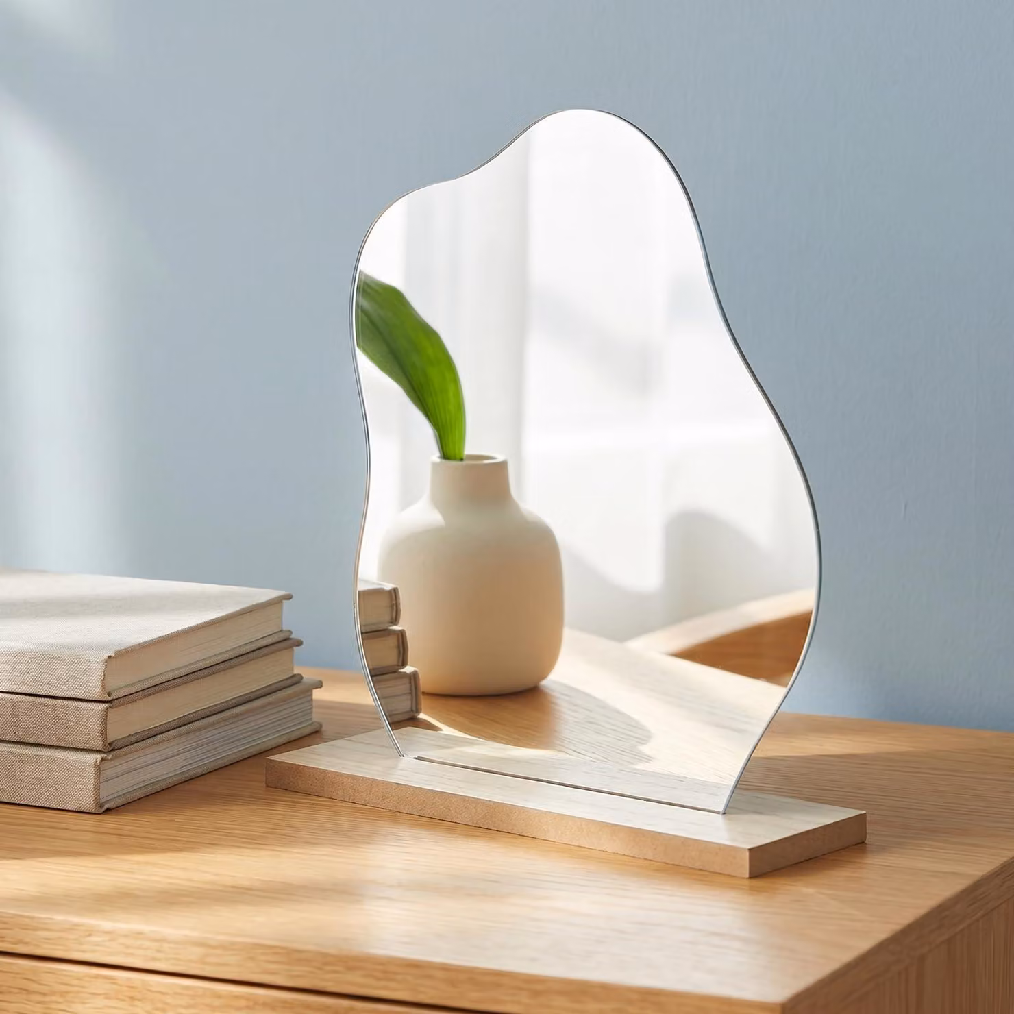 Specchio da trucco in acrilico, dimensioni 23,5x19,5 cm, design asimmetrico