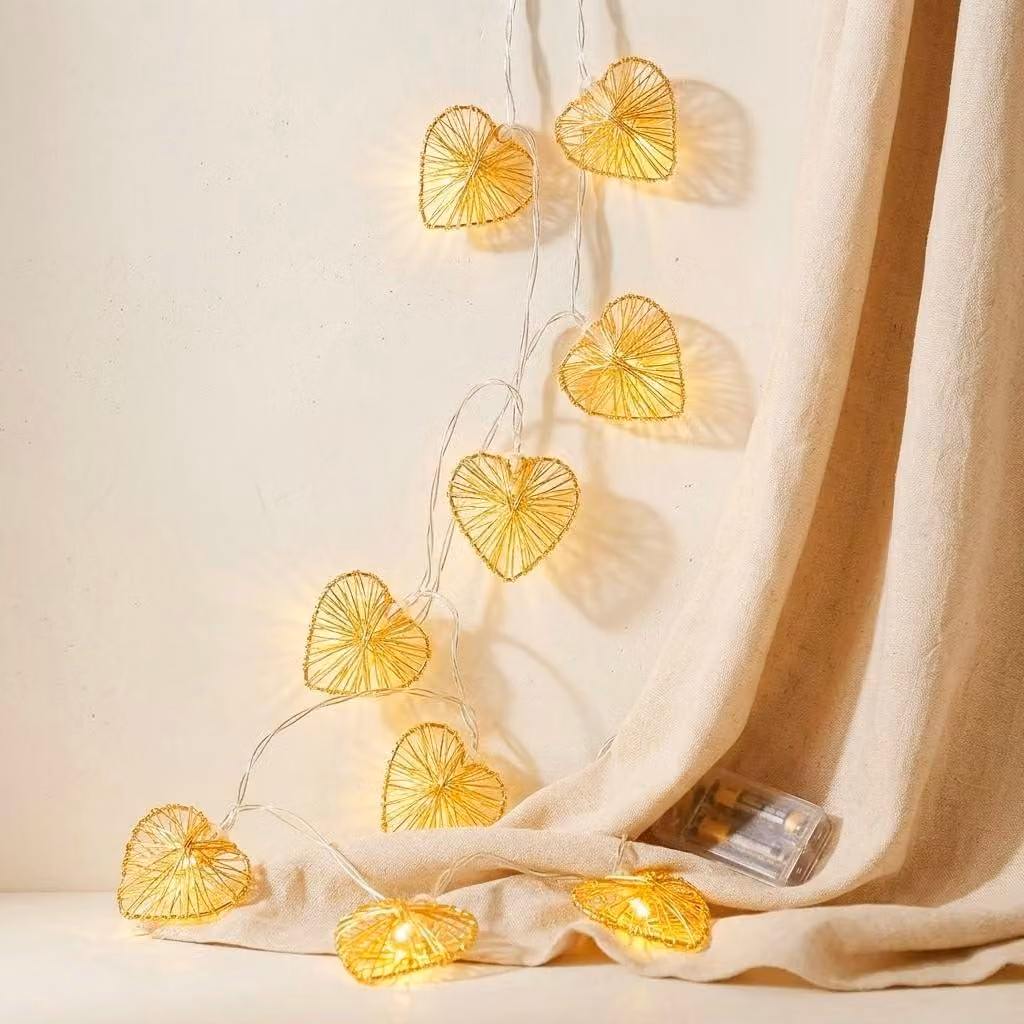 Catena luminosa a forma di cuore, in metallo dorato, lunga 1,5 metri, con 10 LED a luce bianco caldo, alimentata a batteria