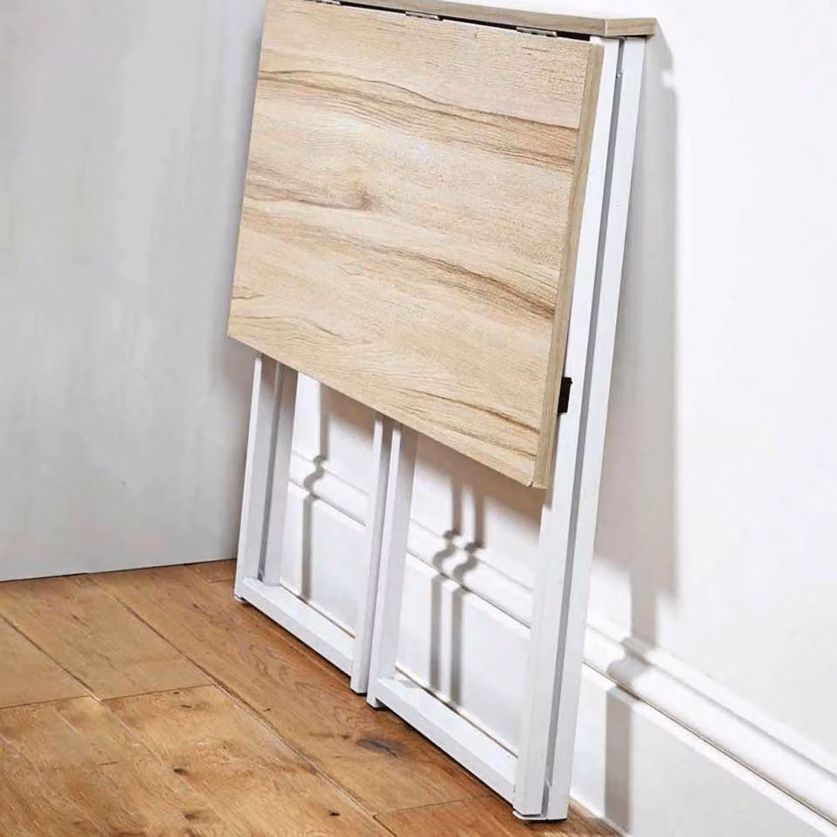 Tavolo pieghevole Easylife, scrivania salvaspazio già montata. Basta aprire le gambe, si ripiega facilmente per essere riposto. Ideale per: pasti, hobby e lavoro/studio. Dimensioni: L 80 x P 45 x H 74 cm