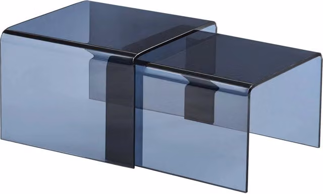 Set di tavolini impilabili Sweeek in cristallo temperato con top rettangolari e quadrati, disponibili nei colori trasparente, grigio e blu