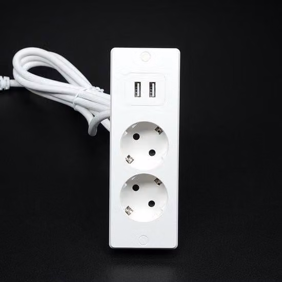 Presa multipla da ufficio con 2 prese di corrente, 2 porte USB e cavo da 1,5 metri – per scrivanie e tavoli da riunione (bianca).