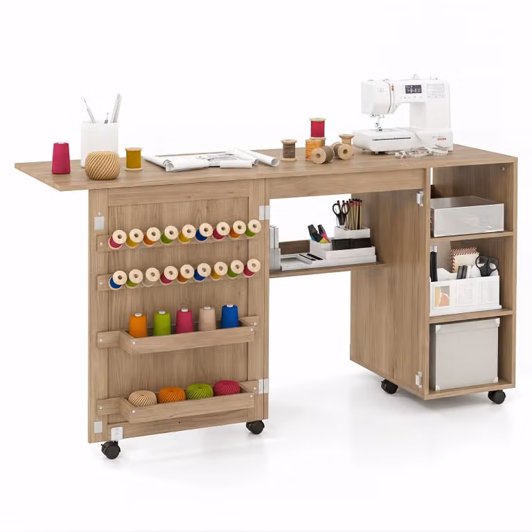 COSTWAY - Tavolo pieghevole 2 in 1 per macchina da cucire, tavolo per macchina da cucire con ripiani, 18 ganci e contenitori, tavolo da cucito con rotelle, marrone