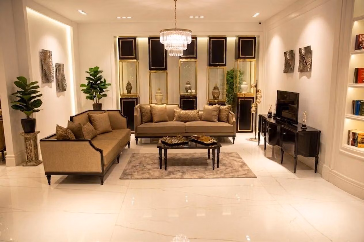 Set di mobili per soggiorno: divano, mobile TV, tavolino. Stile lussuoso, elegante, esclusivo, design ricercato