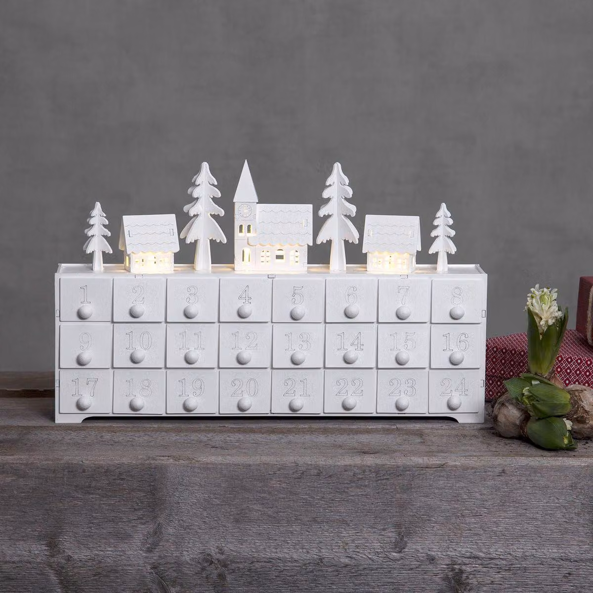 Calendario dell'Avvento "Yuletide" | Legno | Bianco | Con illuminazione | 4 LED bianco caldo | Dimensioni circa 37 x 21 cm | 24 cassetti | Da riempire | Calendario di Natale