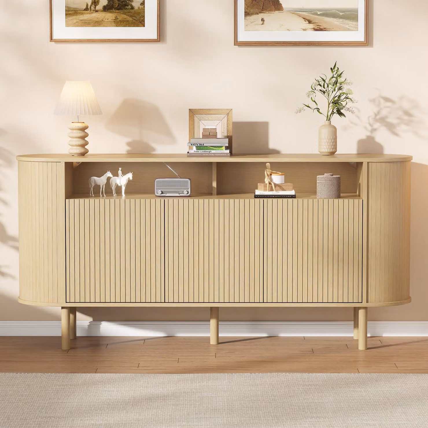 Credenza, in legno naturale, con 3 ante a onda e un vano aperto, gambe in legno massello