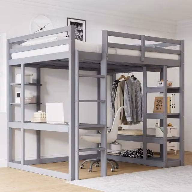 Letto a soppalco in legno massello 140×200 cm grigio con scrivania, ripiani inclinati, appendiabiti e mensole contenitore