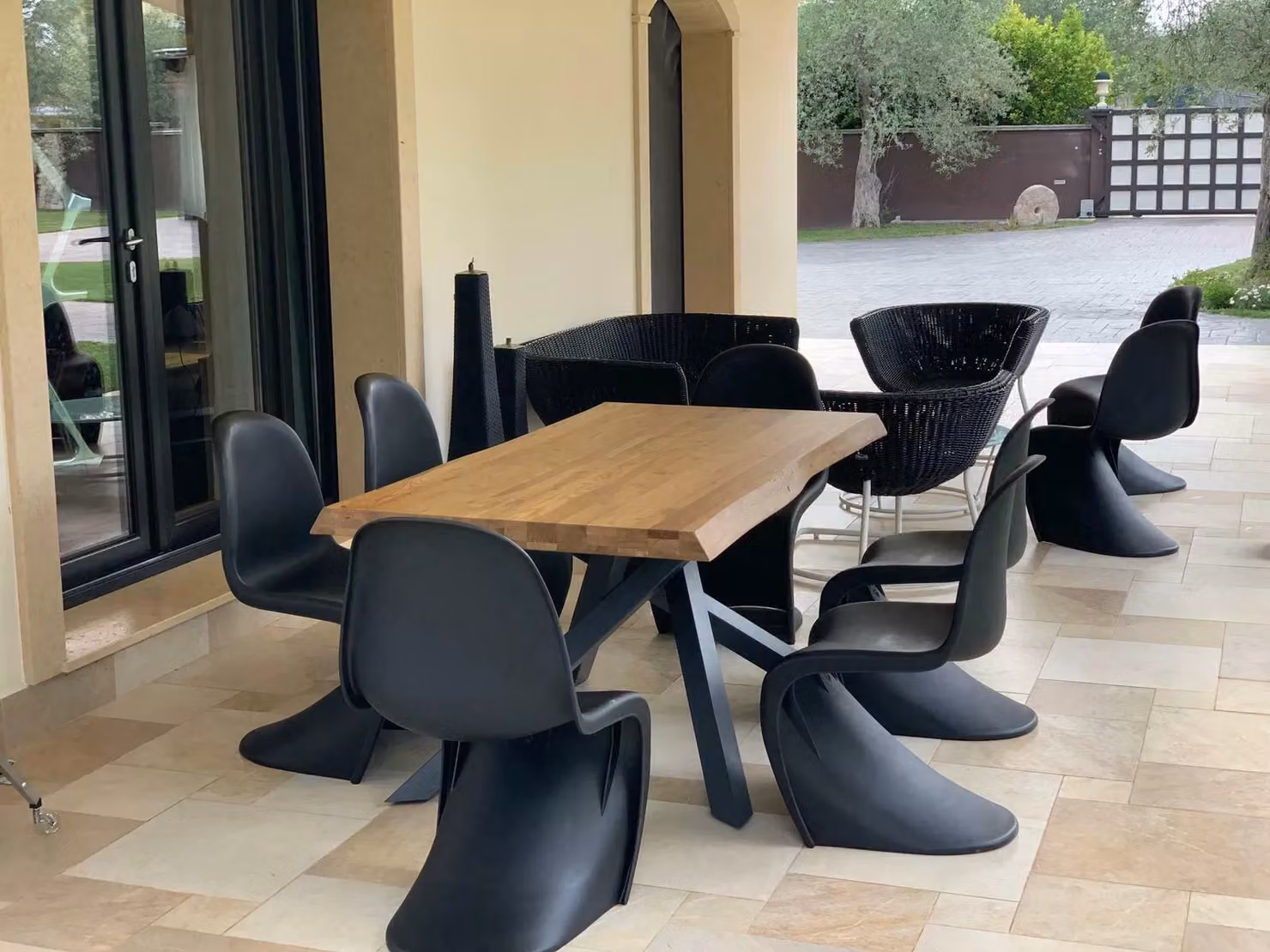 Tavolo fisso Big Table in rovere massello nodato marrone con bordo live edge e struttura a X di Mobili 2G L/P/H: 180 x 90 x 76 cm – 3