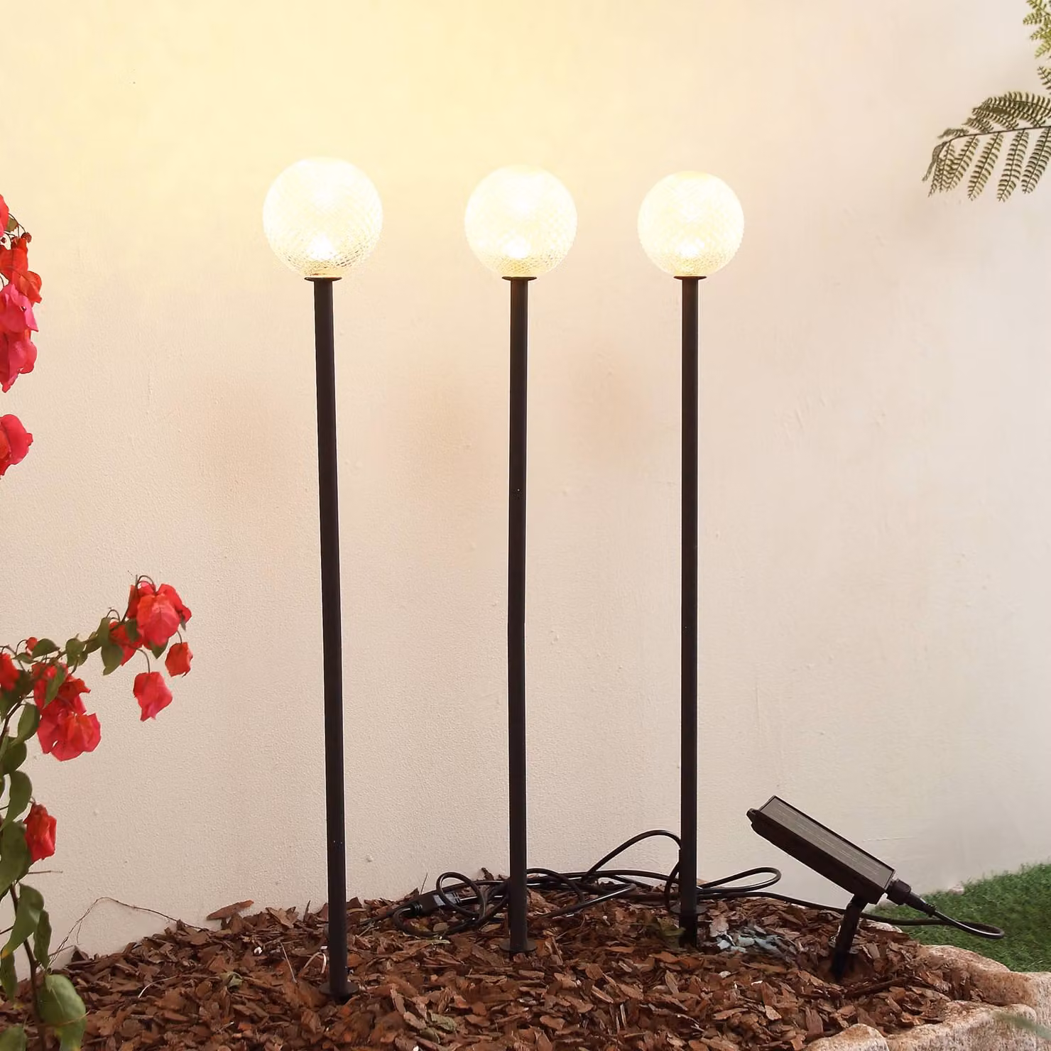 Lindby Lampada LED solare Brindley, set da 3, nero, vetro Brindley, Nero, Alluminio, Moderno