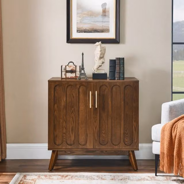 Credenza con presa elettrica e ripiani regolabili scanalati per ingresso e soggiorno in MDF e legno massello noce