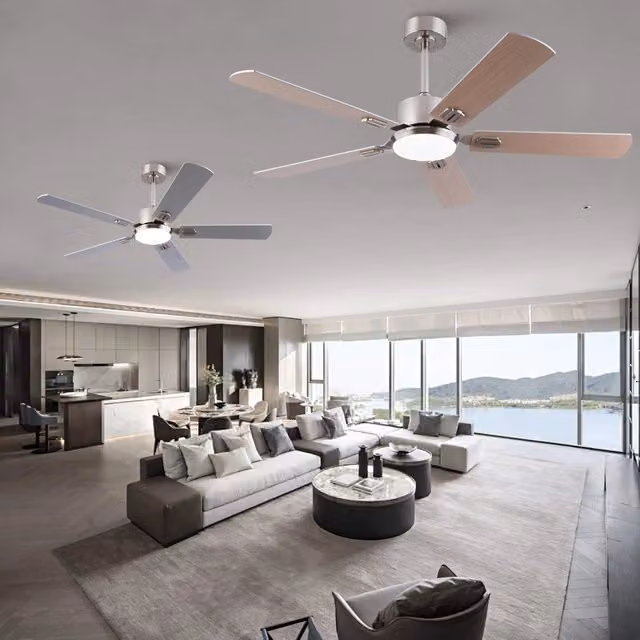 Ventilatore da soffitto moderno in metallo e legno color argento con luce dimmerabile, telecomando e timer
