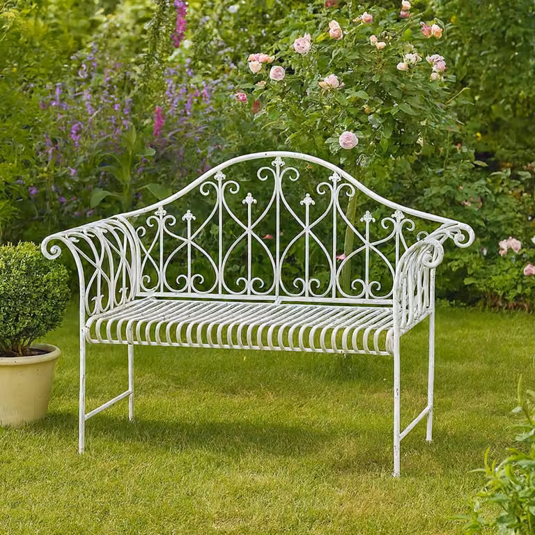 Panchina da giardino in metallo bianco romantica e nostalgica