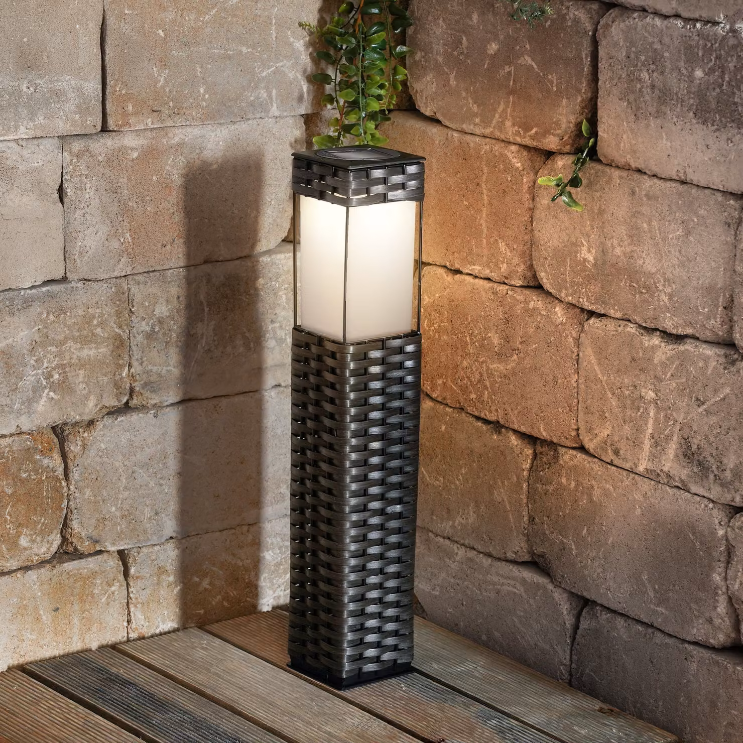 Lampe solaire en rotin