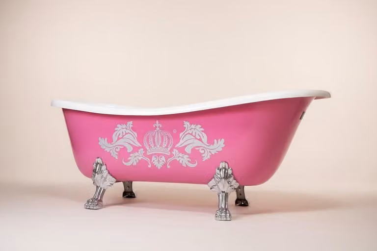 Pompöös by Casa Padrino Vasca da bagno freestanding Deluxe di Harald Glööckler 147 x 71 x 72,5 cm con piedi di leone argentati, rosa/argento/bianco