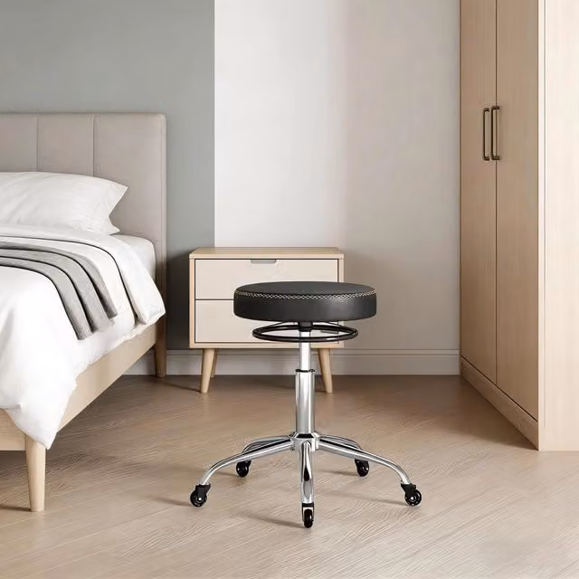 Sgabello da ufficio girevole OKWISH nero con altezza regolabile, ruote universali e struttura in metallo e similpelle