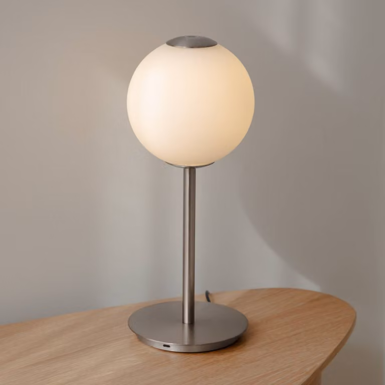 UMAGE Lampada da tavolo di design Audrey, dimmerabile, Alluminio / Grigio / Zincato, Soggiorno / Sala da pranzo, Metallo, Design, Lampada da tavolo