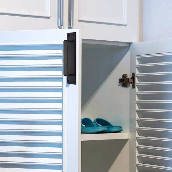 Maniglie nere per porte di casa e giardino