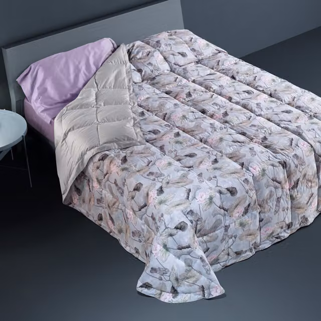 Trapunta in piuma DaunenStep con fantasia floreale multicolore viola, traspirante e termoregolatrice per l'inverno