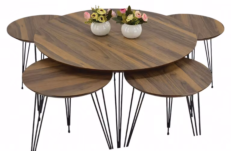 Eleganter brauner Holztisch mit stilvollem Design für Wohnzimmer