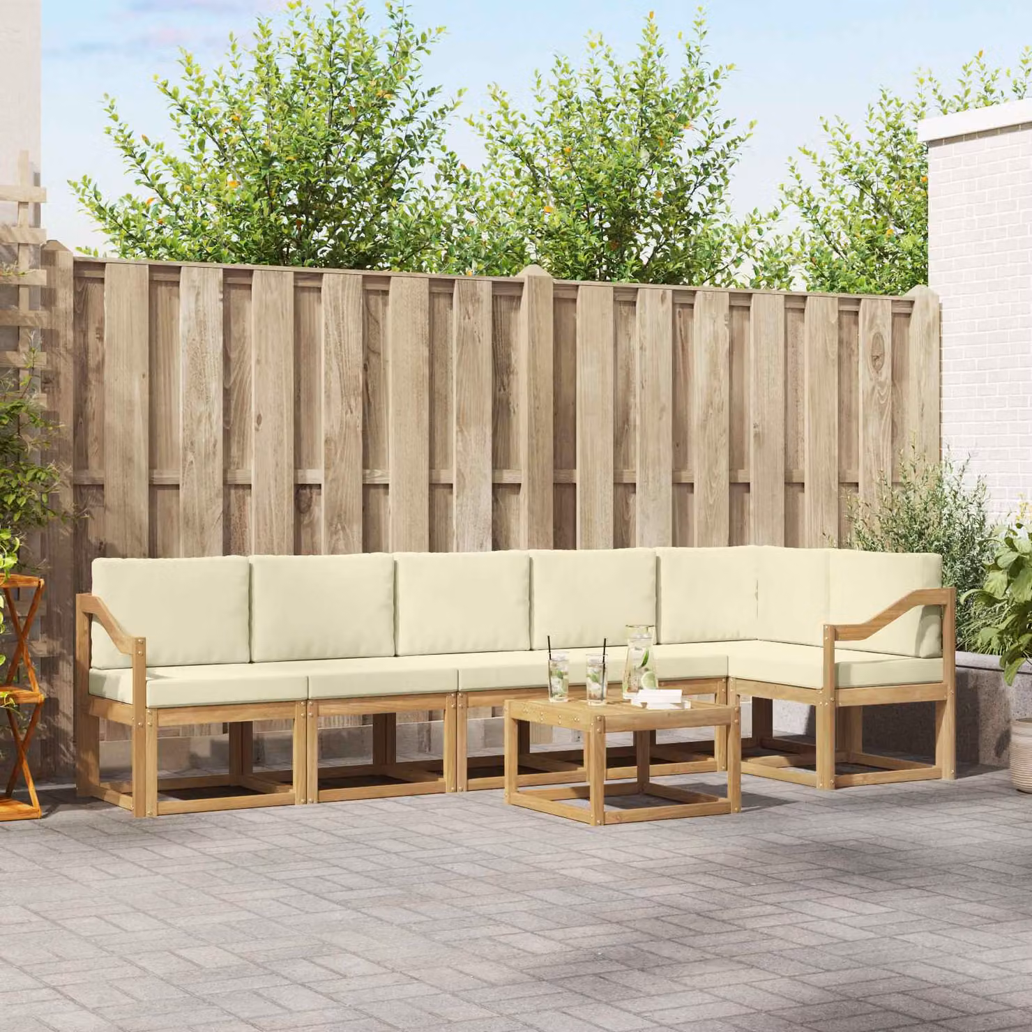 Set di divani da esterno vidaXL 7 pezzi a forma di L con tavolo da caffè, struttura in legno di acacia e cuscini in poliestere bianco e beige