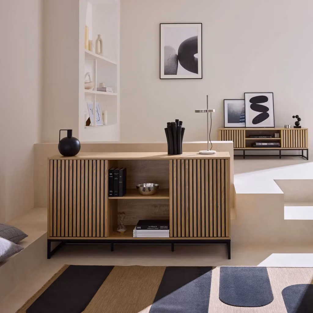 Credenza moderna Sweeek con 2 ante scanalate effetto legno, colore marrone e nero, L: 140 cm – 2