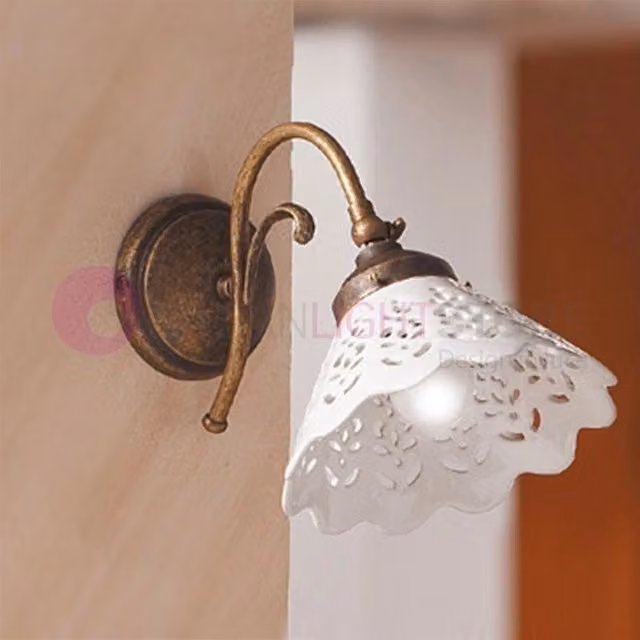 Lampada da Parete Volterra Ceramiche Borso in Ottone e Ceramica Bianca Multicolore con Riflesso Specchio e Luce Orientabile verso il Basso