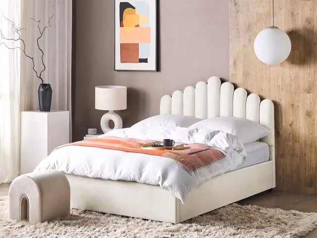 Letto contenitore matrimoniale Beliani in velluto bianco con testiera a conchiglia e rete a doghe L/P/H: 140 x 200 x 147 cm
