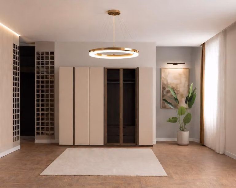 Armadio moderno beige, lussuoso, con ante a battente, ideale per la camera da letto