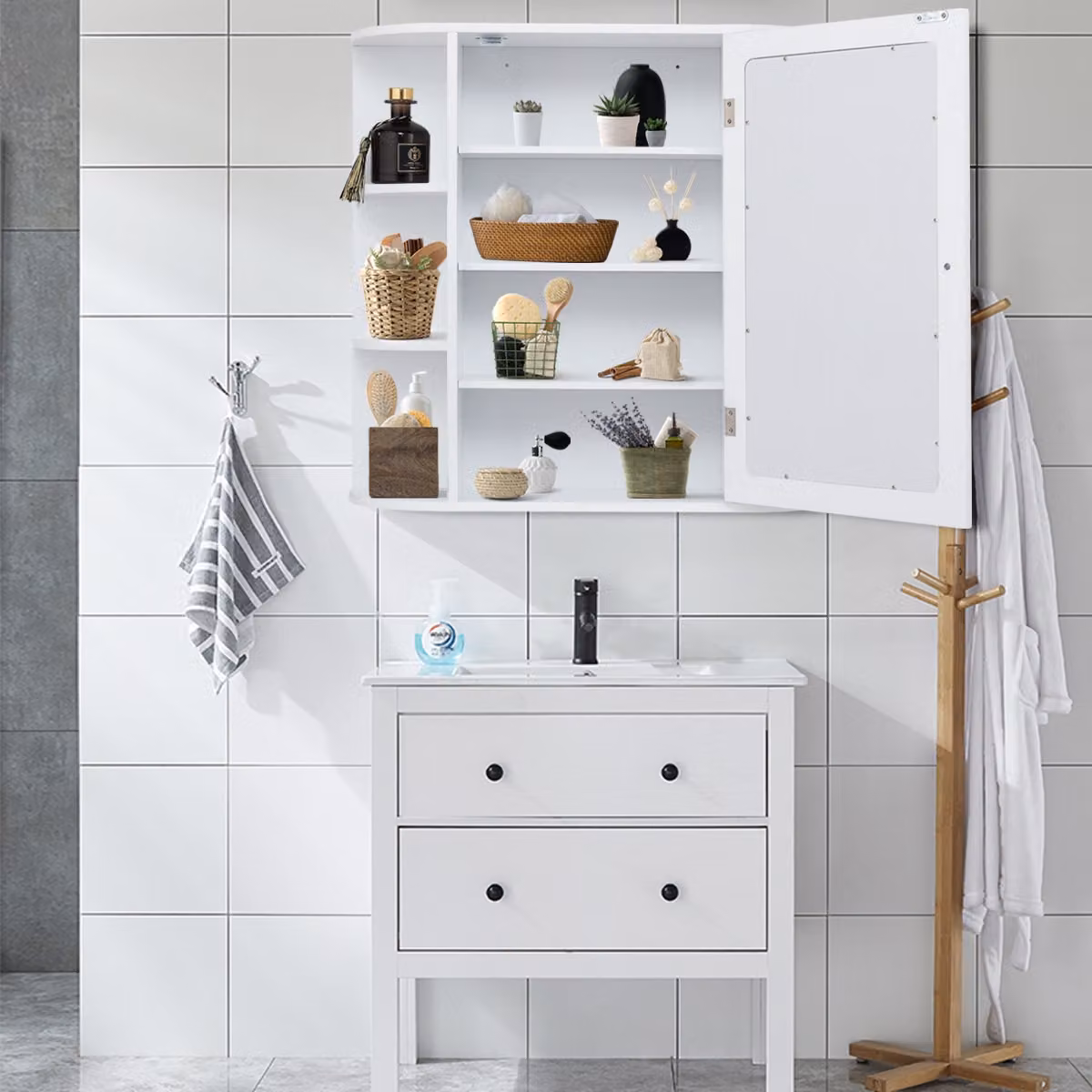 Armadietto da bagno pensile con specchio Costway, mobile da parete bianco con ante a battente e ripiani interni, L 65 cm x P 17 cm x H 63 cm