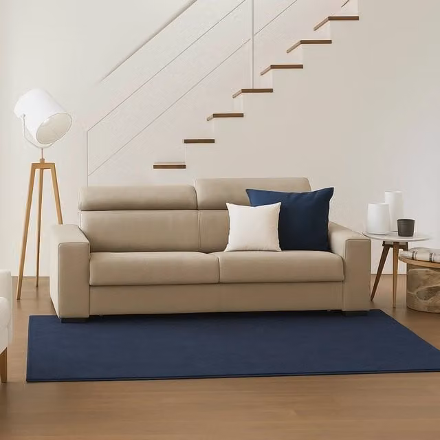 Divano a 3 posti Vigolana Talamo Italia, modello moderno in tessuto beige con poggiatesta regolabili e braccioli slim, L: 200 cm, H: 85 cm, P: 95 cm