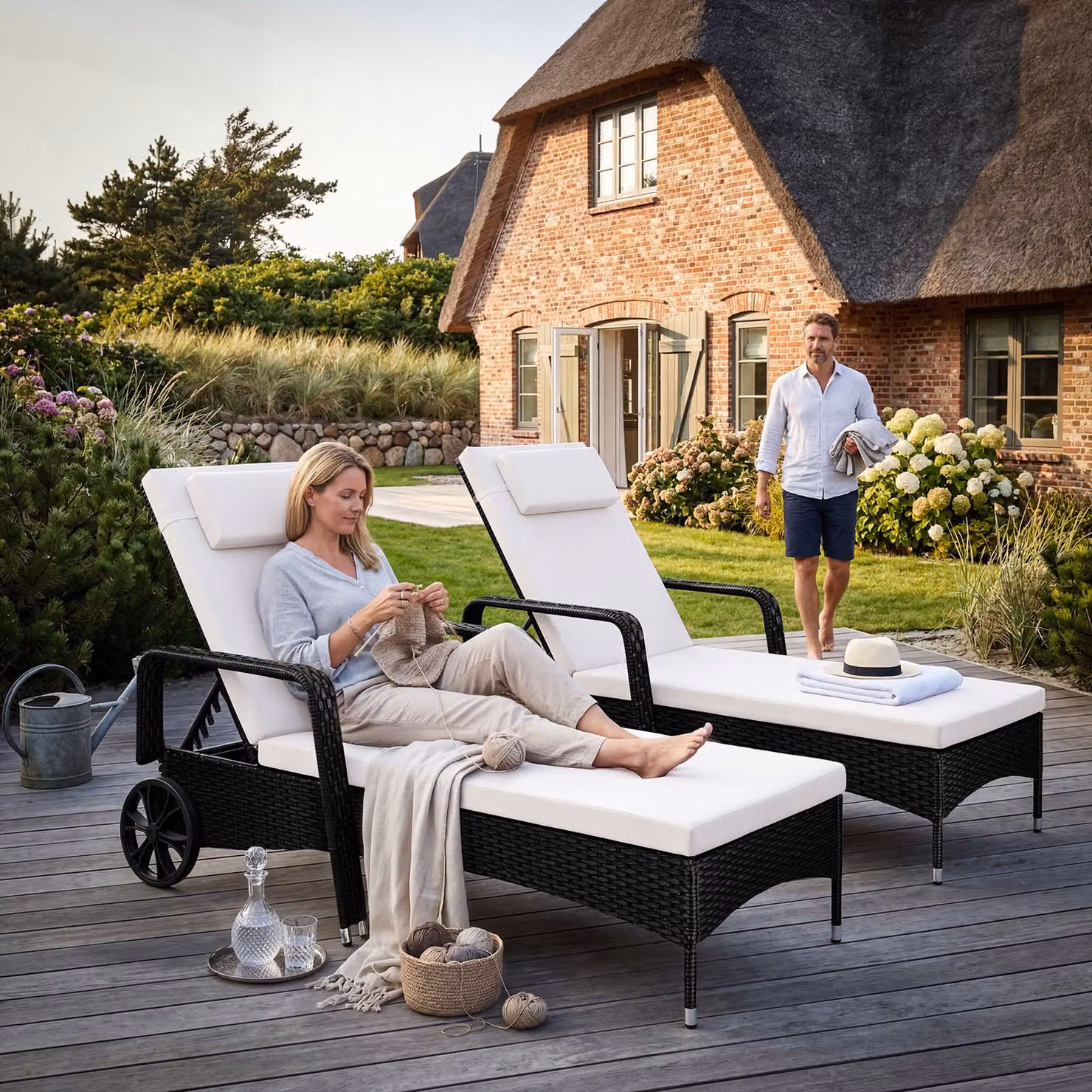 Lettino prendisole in polyrattan TecTake GmbH con ruote e poggiatesta regolabile, nero/beige – 1