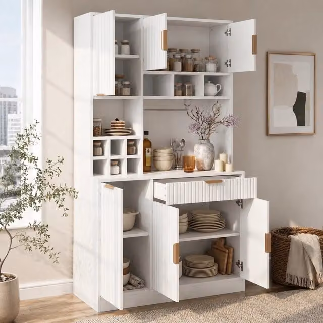 Credenza alta 100×40×175 cm in truciolare; 2 prese; USB-A/USB-C; porta calici e bottiglie bianca