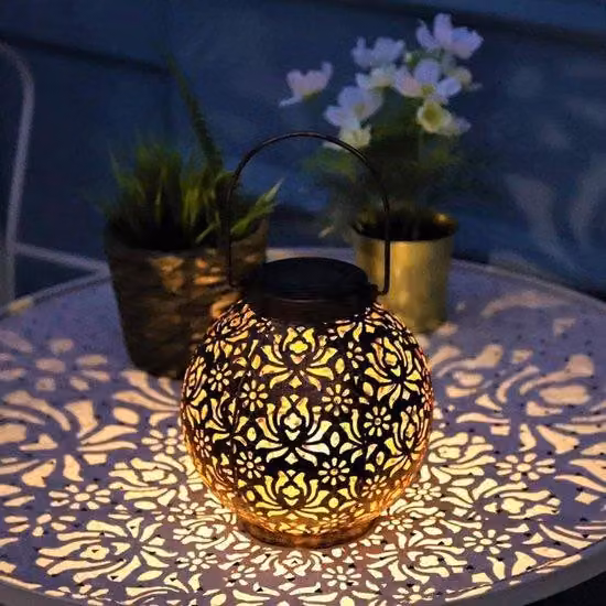 Lampada da tavolo a energia solare - Illuminazione da giardino a energia solare - Illuminazione da esterno a LED con sensore giorno/notte - 20x20x21 cm - nero - metallo
