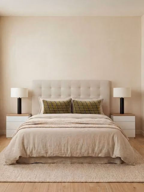 Set testiera imbottita beige e 2 comodini bianchi Havel di Kenay Home per la tua camera da letto