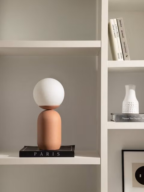 Lampada da tavolo Notti Kenay Home in ceramica e metallo marrone e bianco
