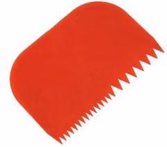 Raschietto per impasto in plastica Pavoni Italia con 1 lato dentato, rosso, L: 14,5 cm, P: 10 cm