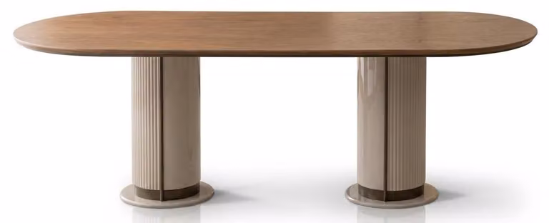 Tavolo da pranzo marrone lussuoso, ovale, in legno. Grande tavolo per la sala da pranzo