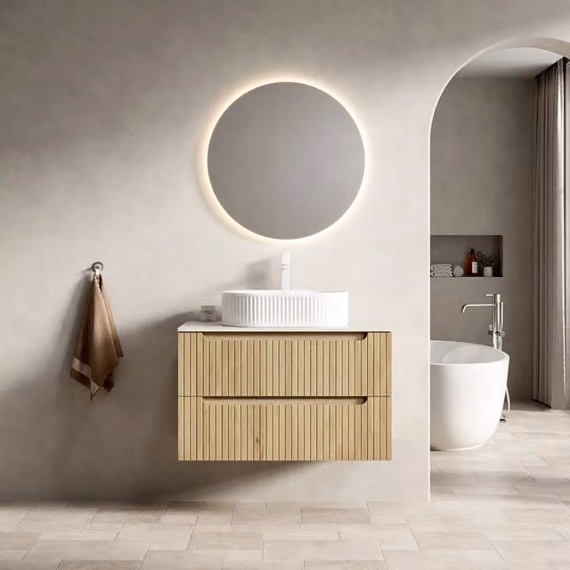 Mobile lavabo sospeso 80 cm con lavandino ovale bianco, piano in pietra sinterizzata travertino, mobile in compensato striato colore rovere bianco con 2 cassetti, preassemblato