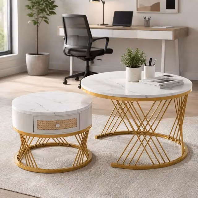 Set di 2 Tavolini Rotondi con Piano in MDF Effetto Marmo, Cassetti in Rattan Plastico e Maniglie in Legno Massello, Gambe in Ferro Dorato, 70x70x45,5 + 50x50x38,5 cm