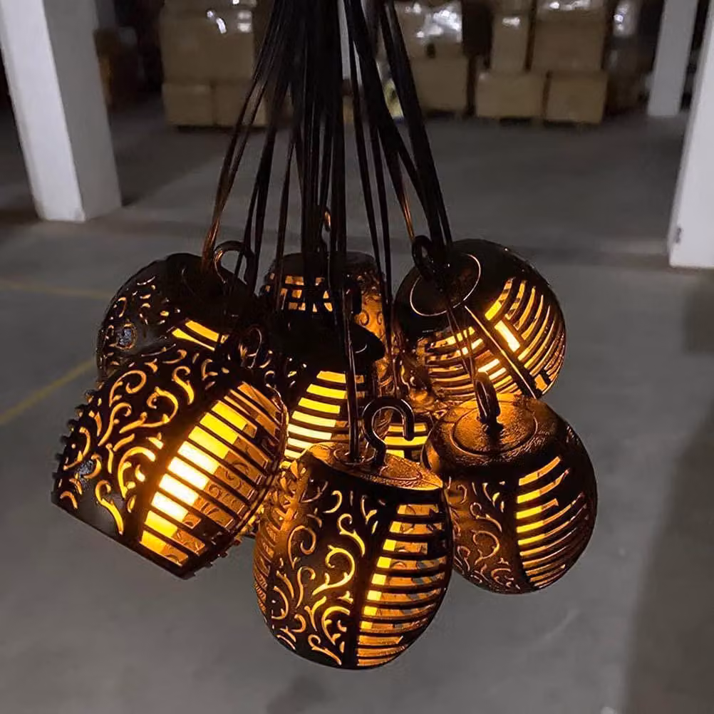 Catena luminosa a LED solare, con decorazioni a forma di fiammelle, 120 LED, colore nero, impermeabile